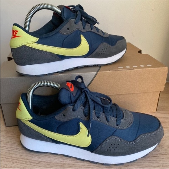 Nike MD Valiant 'Limelight'- 5.5 Y- 7 W